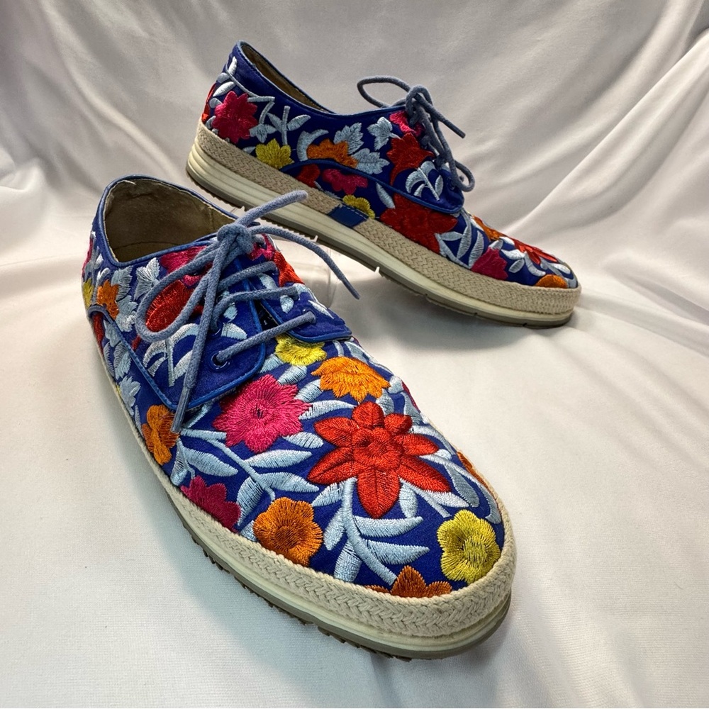 EUC Vaneli Sport Floral Embroidered Sneakers Espadrille Style Boho Shoe Size 8.5